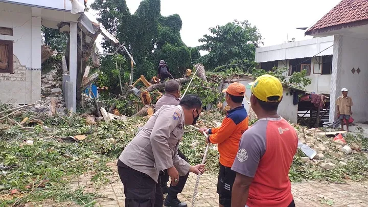 Sinergitas TNI-POLRI dan Pemkab Sampang Bantu Bersihkan Pohon Tumbang di Ponpes Nurul Alam Prajjan Camplong