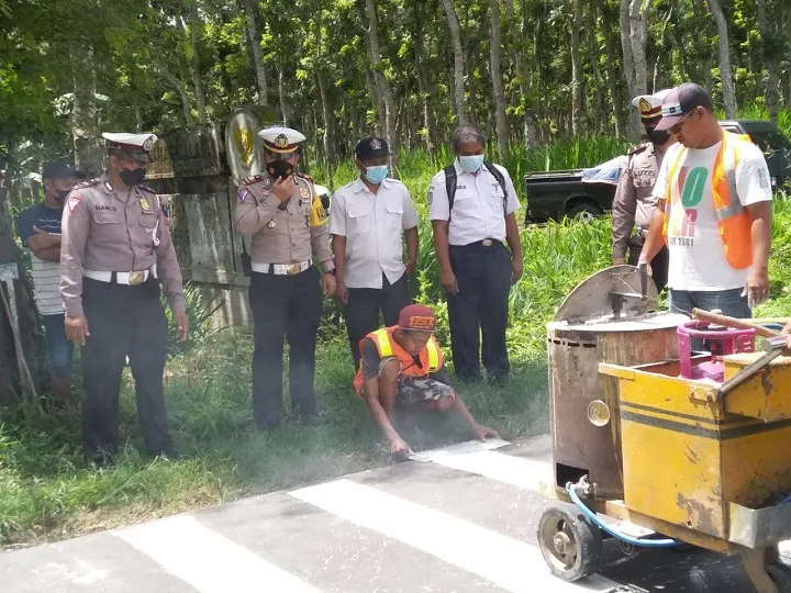 Satlantas Polres Blitar Buat Pita Gaduh atau Garis Kejut untuk Cegah Kecelakaan