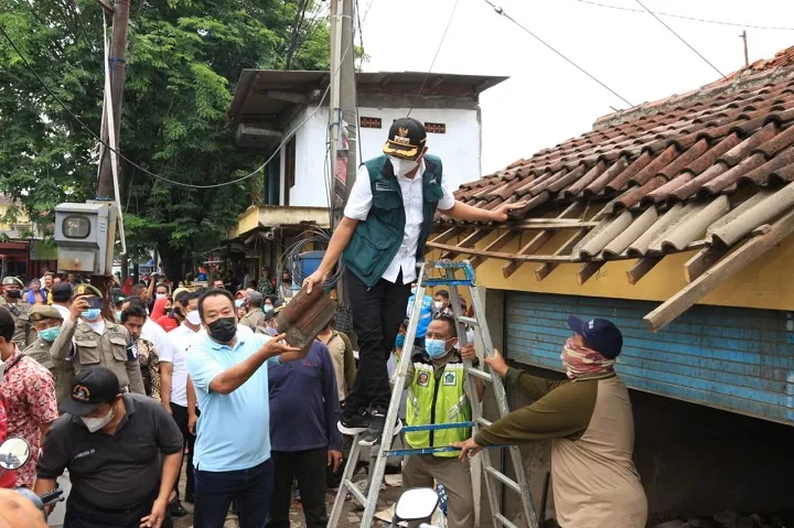 Bupati Gus Muhdlor Bongkar Lapak Pedagang Pasar Suko