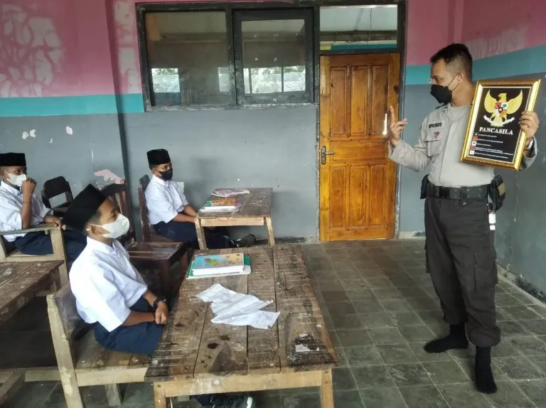 Cegah Paham Radikalisme Sejak Dini, Polisi Bondowoso jadi Guru di Ponpes Bondowoso