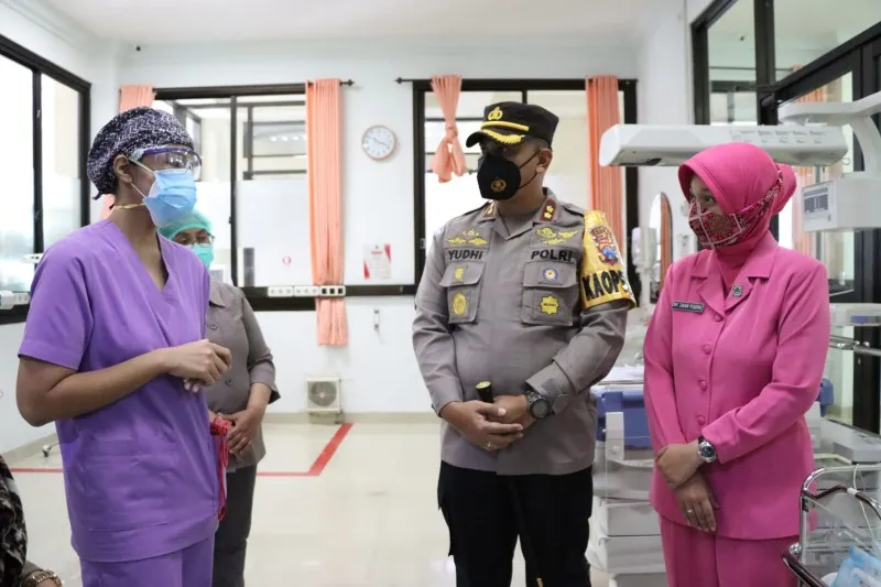 Kapolres Blitar Kota Jenguk Bayi yang di Buang di Depan Toko
