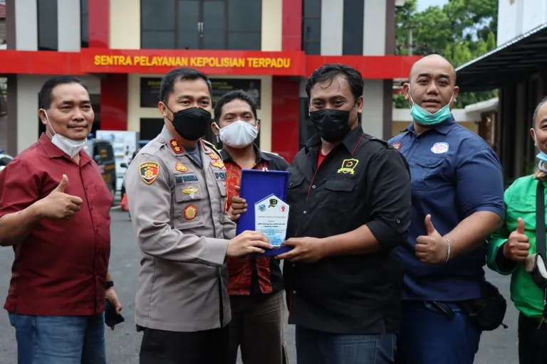AKBP Arif Rachman Arifin, SIK. MH. Kapolres Jember Dinobatkan Sebagai Bapak Ojek Online Jember