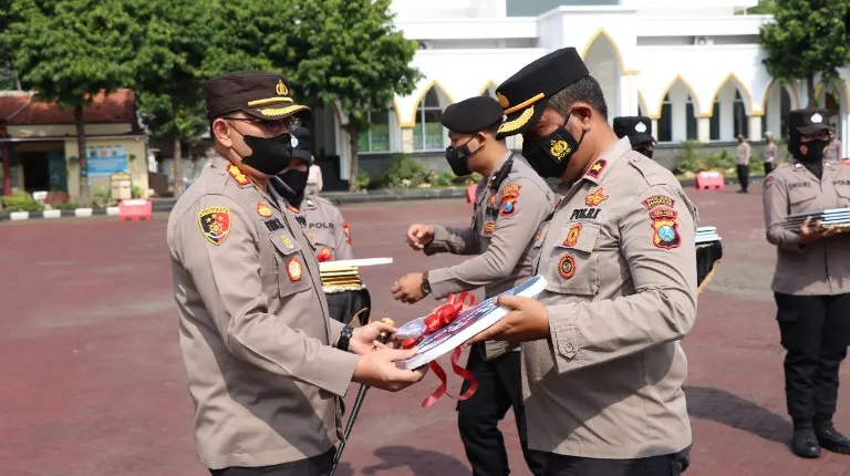 Kapolres Pasuruan Berikan Reward Kepada Anggota Berprestasi Serta Penyerahan Ranmor Dinas Roda Dua