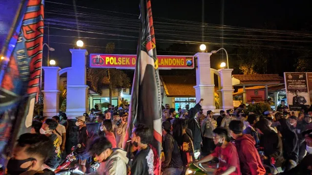 Kawal Kasus Penganiayaan, Ratusan Massa Pesilat Geruduk Polsek Dawar Blandong
