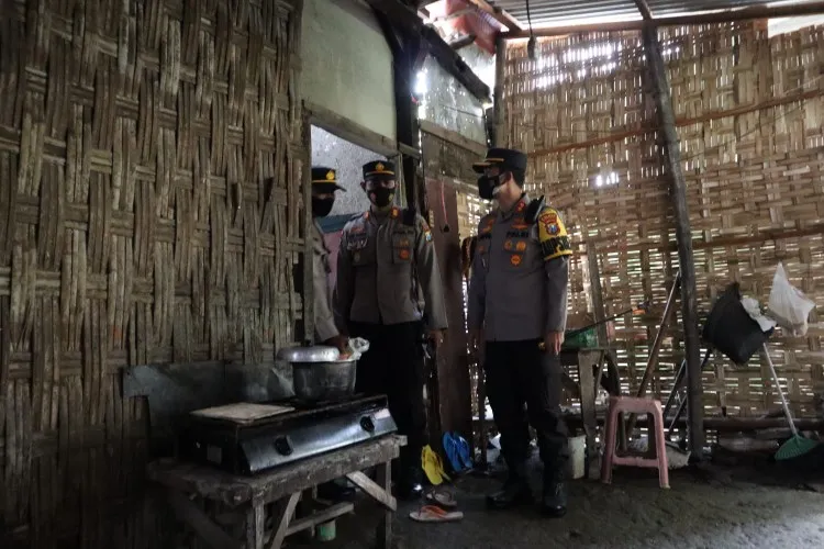 Bhabinkamtibmas Polresta Mojokerto Bedah Rumah Mbah Siti Badriah yang dari Tirai Bambu