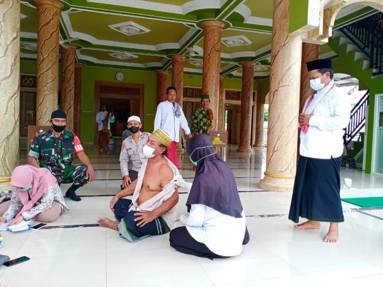 Kejar Herd Immunity, Jamaah Sholat Jumat Dapat Vaksin dari Polres Bojonegoro