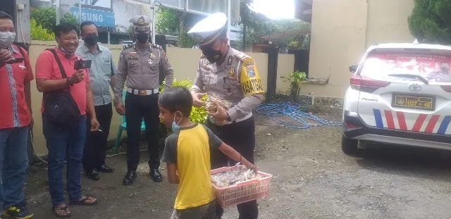 Anak yang 'Tangguh' Jual Rempeyek Kacang sejauh 20 Km, Ketemu Kasat Lantas Polres Blitar, Apa yang Terjadi