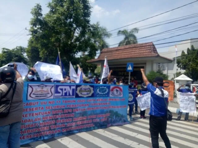 Ratusan Buruh di Jombang Geruduk Kantor DPRD