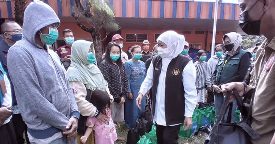 Gubernur Khofifah Santuni Korban Banjir Bandang Kota Batu