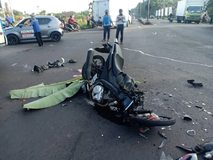 Terobos Lampu Merah, Pemotor Ditabrak Pajero