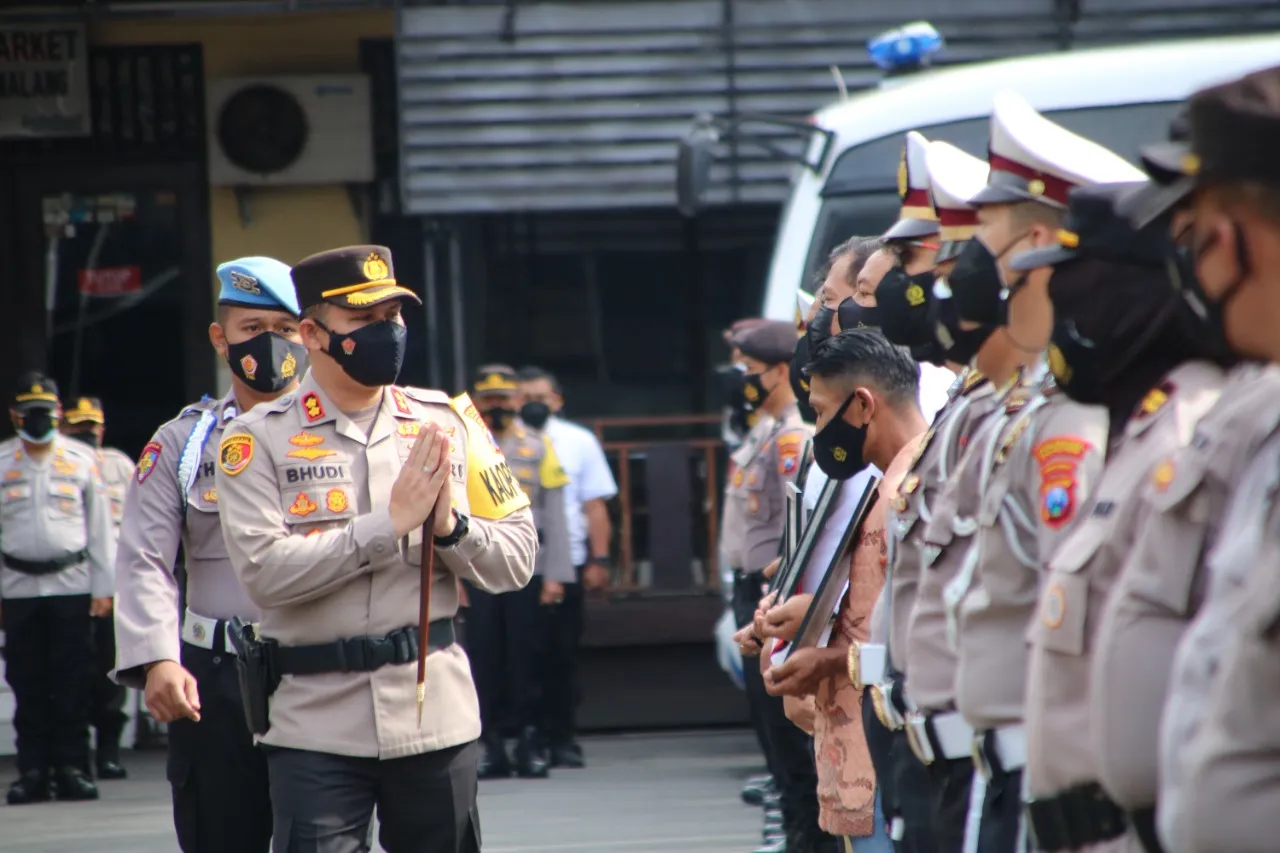 Kapolresta Malang Kota Berikan Penghargaan Kepada Anggota Berprestasi