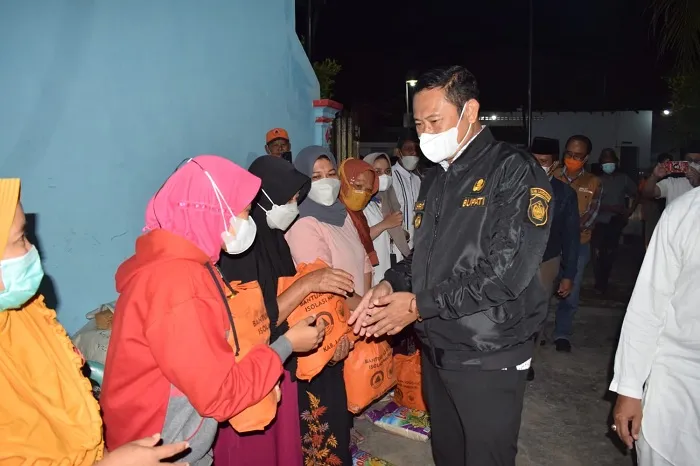 Korban Banjir Ngimbang Terima Bantuan Sembako dari Pemkab