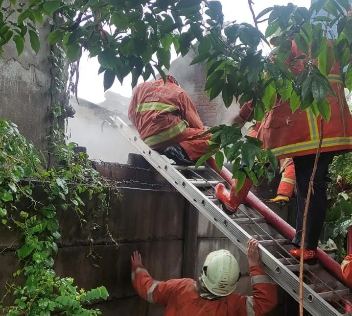 Diduga Korsleting Listrik, Rumah di Wiyung Terbakar