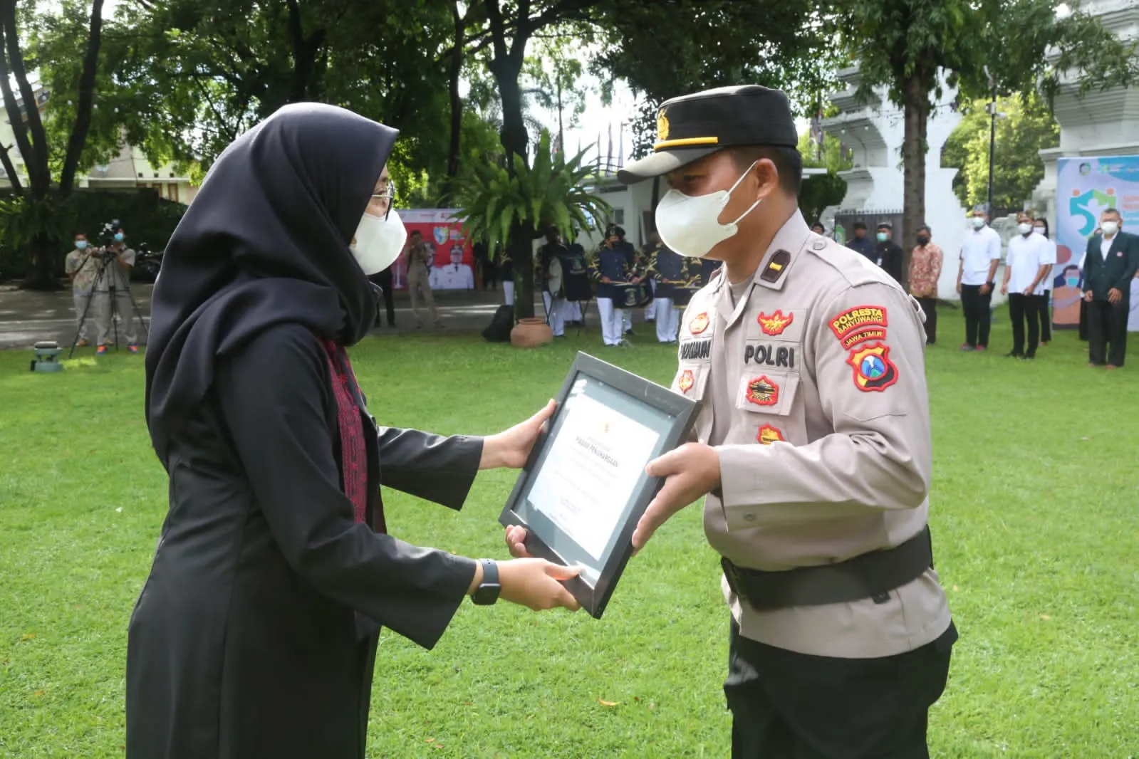Hari Kesehatan Nasional 2021, Bupati Ipuk Beri Penghargaan Kepada Polresta Banyuwangi