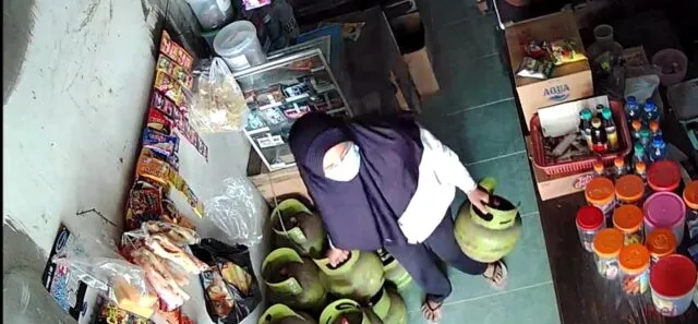 Emak-emak Terekam CCTV Curi LPG 3 Kg