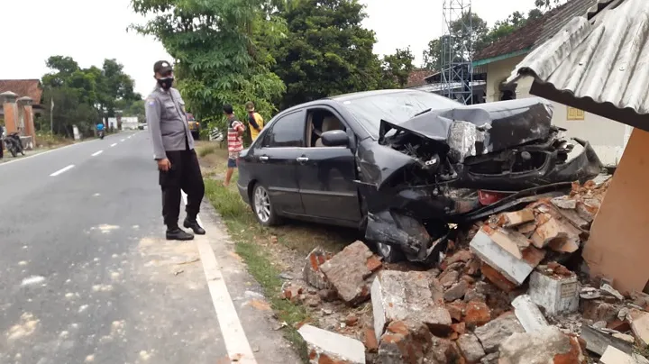 Hindari Adu Banteng dengan Truk, Mobil Dinas Pengadilan Negeri Hantam Tembok Tugu Pembatas Desa