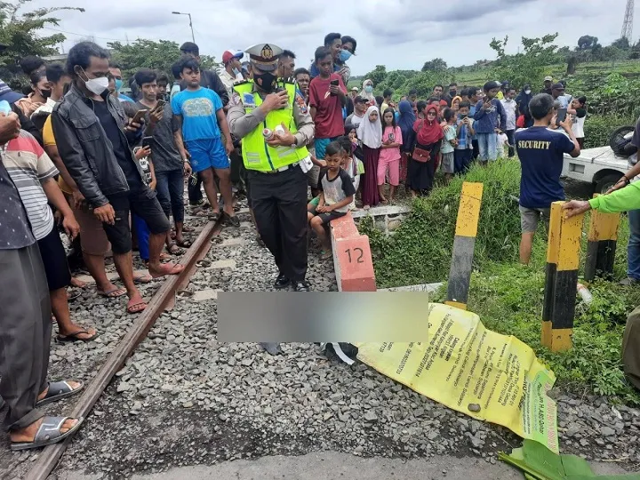 Emak-emak Tewas Tertabrak Kereta Api