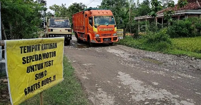 Banner Sindiran Terpasang di Sepanjang Jalan Rusak