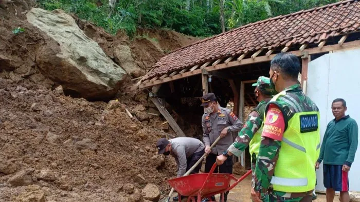 Rumah Warga Trenggalek Rusak Terkena Longsor