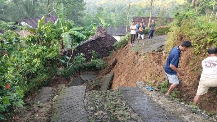 Jalan Akses Antar Kampung Ambles Terbawa Longsor