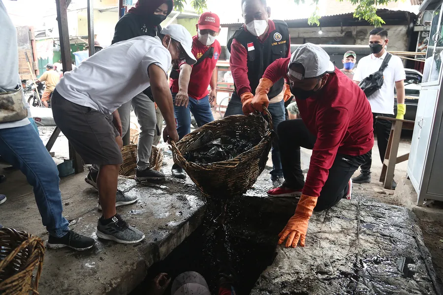 Antisipasi Musim Hujan, Eri Cahyadi Pimpin Pembersihan Saluran Air