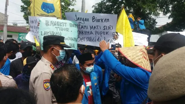 Demo di Situbondo, Massa Bentrok dengan Polisi