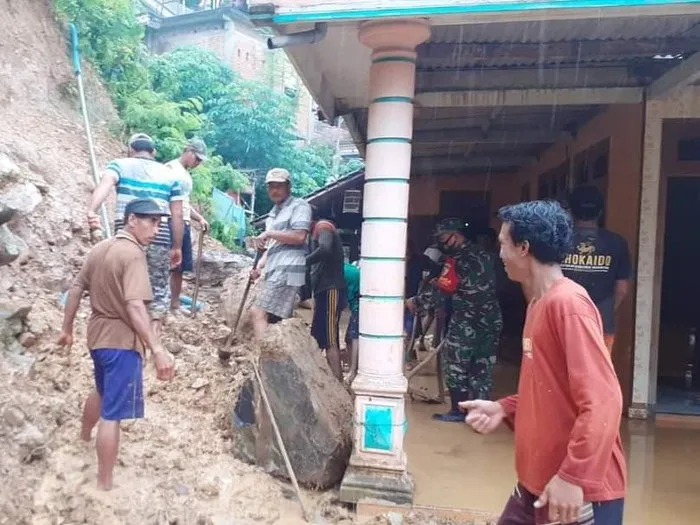 Longsor di Trenggalek Terjadi di 5 Titik, Salah Satunya Rusak Rumah Warga