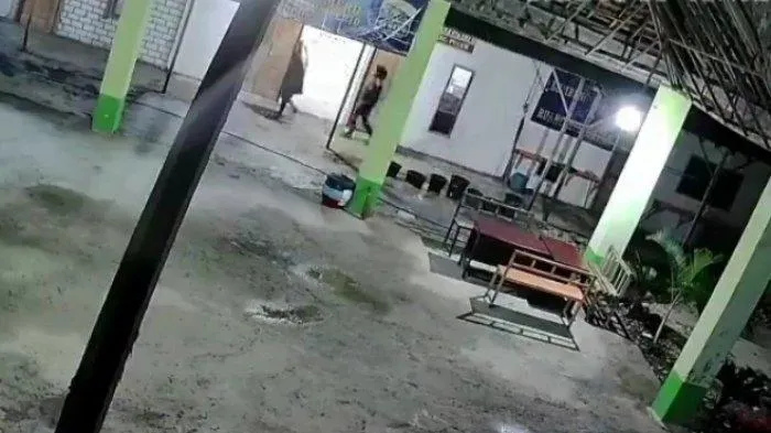 2 Maling Terekam CCTV Bobol Balai Desa