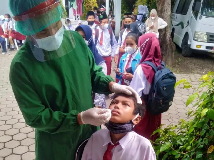 Murid SD-SMP di Banyuwangi Dites Antigen Acak