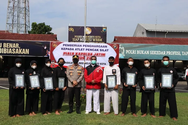 Kapolresta Mojokerto Beri Penghargaan Delapan Atlet Pencak Silat "Piala Kapolda Jatim"