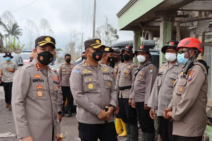 Kapolres Blitar dan Kapolres Blitar Kota Meninjau Lokasi Bencana Erupsi Semeru di Lumajang