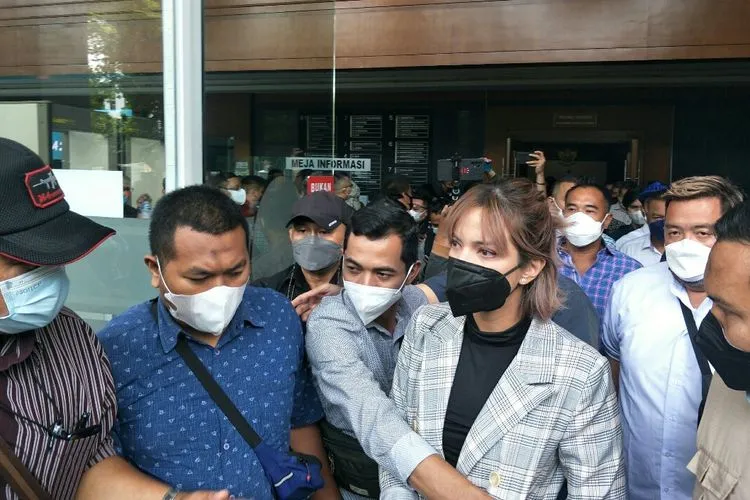 Nia, Nangis Dituntut 12 Bulan Rehabilitasi