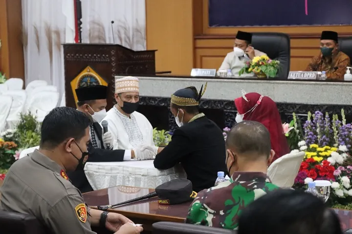 DPRD Gresik Mantu, Gelar Nikah Massal Bagi Pasutri Dhuafa