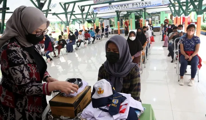 Seragam Gratis Mulai Dibagikan ke Pelajar MBR