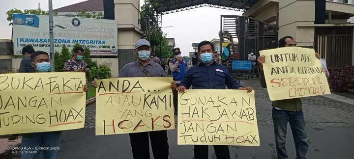 Aksi demo di depan Mapolresta Sidoarjo. SP/Sugeng Purnomo