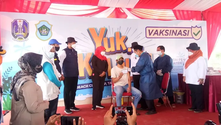 Gubernur Sisir Vaksin Untuk Masyarakat Pesisir di Lamongan