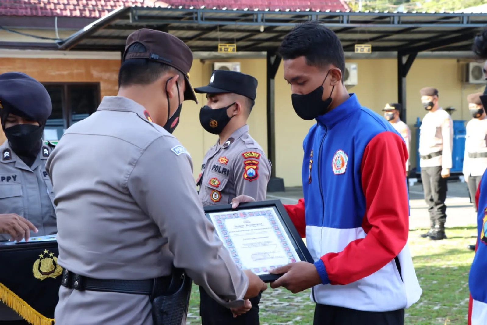 Kapolres Blitar Kota Beri Penghargaan Delapan Atlet Pencak Silat "Piala Kapolda Jatim"