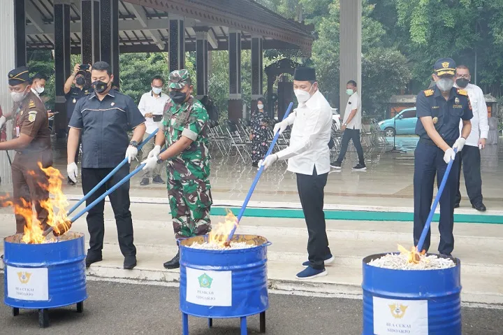 Pemkab Sidoarjo dan Kanwil DJBC Jatim I Musnahkan 8 Juta Rokok Ilegal