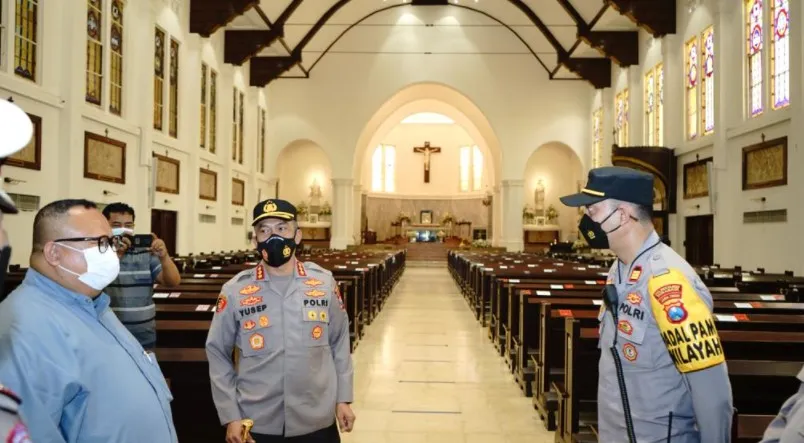 Kapolrestabes Surabaya bersama PJU Lakukan Pengecekan Gereja dan Stasiun KA jelang Nataru