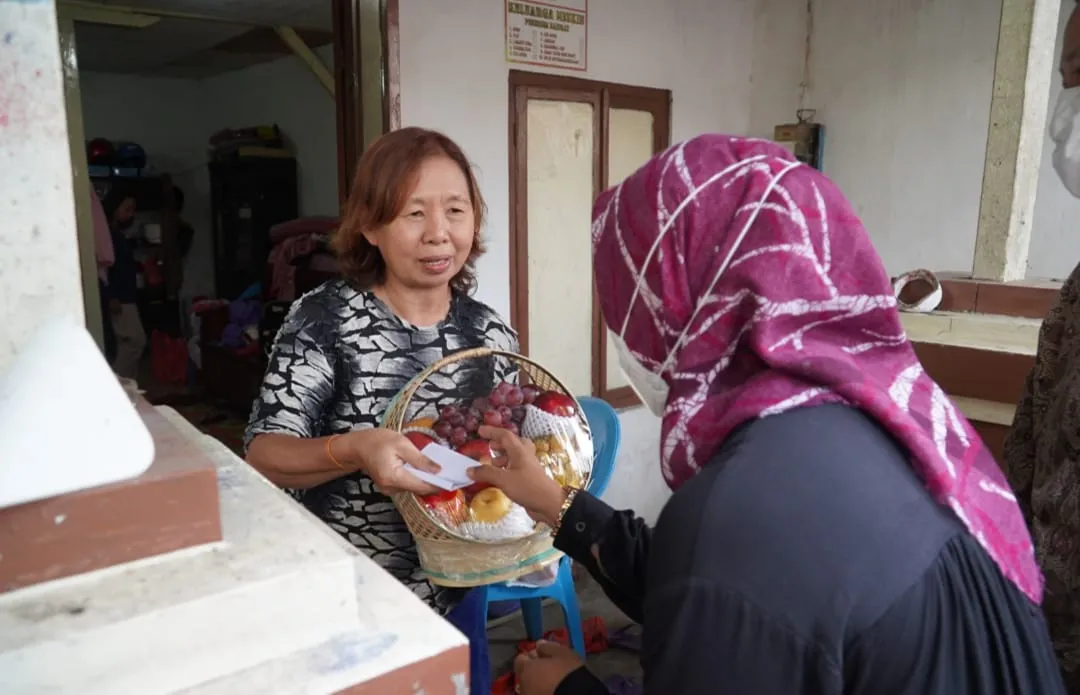 Wali Kota Door to Door Beri Tali Asih Lansia Nasrani di Hari Natal