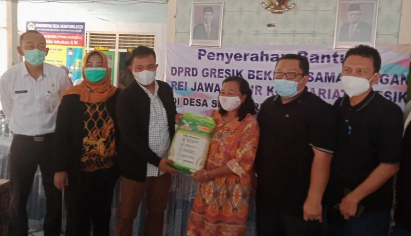 DPRD dan REI Gresik Salurkan Paket Bantuan Korban Banjir Kali Lamong