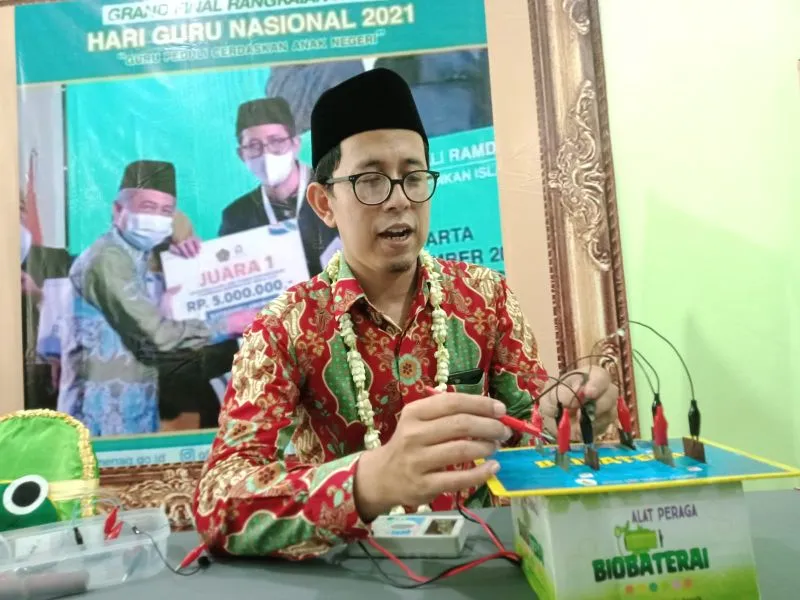 Guru Laborat MTs NU Trate Gresik Raih Prestasi Terbaik Nasional