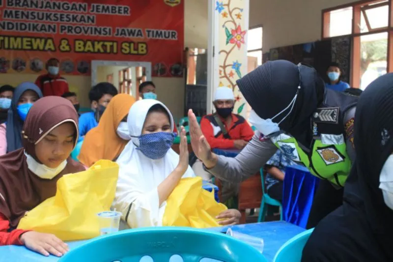 Hari Disabilitas International, Polres Jember Beri Kejutan pada Siswa SLB Negeri Branjangan