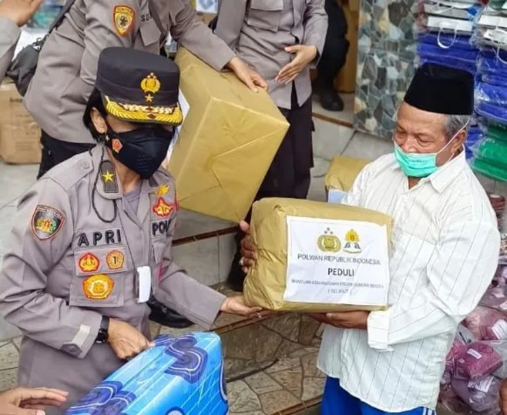 Peduli Korban Erupsi Semeru, Polwan RI Salurkan Bansos dan Gelar Trauma Healing