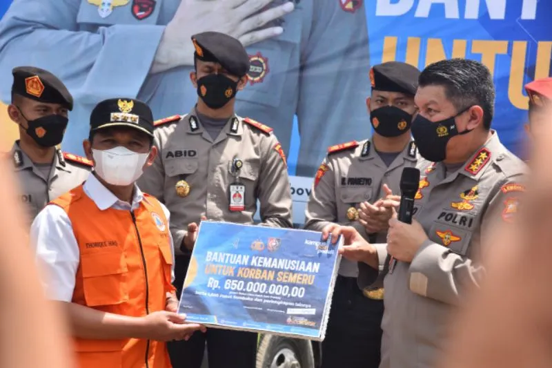Bupati Lumajang Terima Bantuan Kemanusiaan dari Kalemdiklat Polri