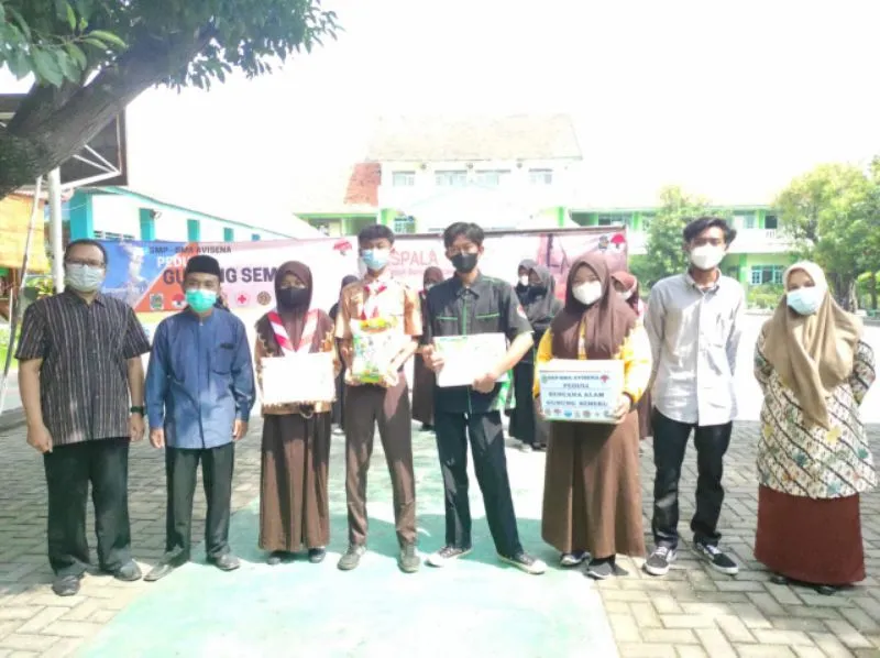 SMP, SMA Avisena Jabon Sidoarjo Serahkan Langsung Bantuan untuk Korban Erupsi Semeru