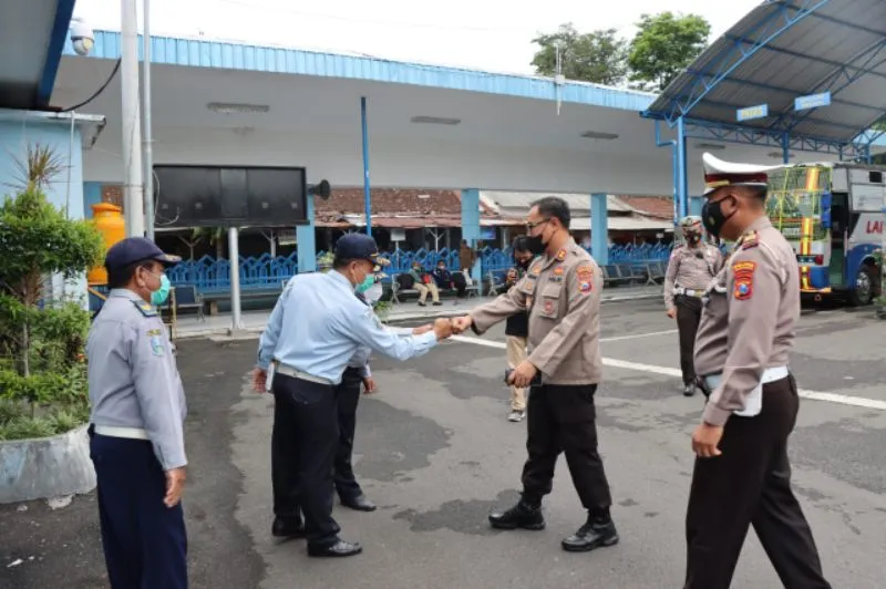 Jelang Nataru, Kapolres Bondowoso Datangi Terminal untuk Beri Himbauan