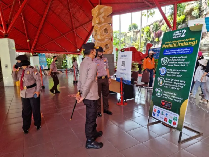Kapolres Batu AKBP I Nyoman Yogi Hermawan meninjau penerapan Protokol Kesehatan tempat Wisata di wilayah hukum Polres Batu, Rabu (22/12/2021).