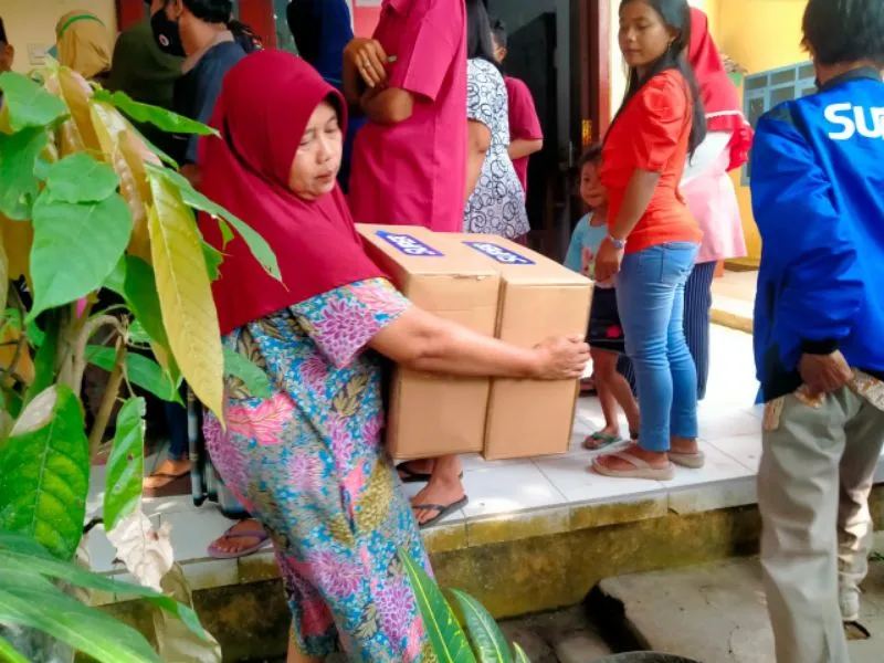 Peduli Semeru, Super Agen Kumpulkan Donasi Paket Sembako dan Pakaian Layak Pakai