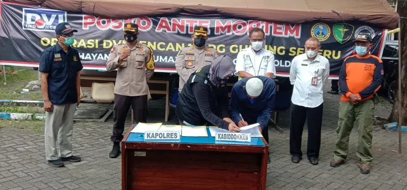 Tim DVI Polda Jatim Kembali Identifikasi dan Serahkan 5 Jenazah Korban Erupsi